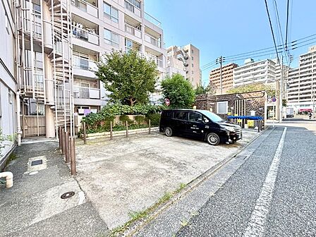 外観 敷地内に駐車場施設