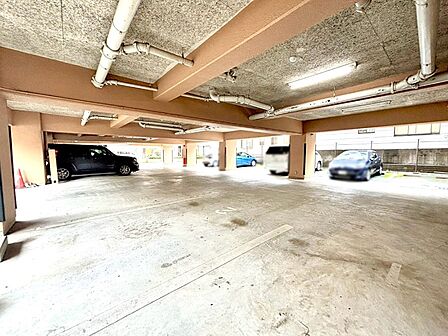 外観「無料オンライン相談」受付中！駐車場（空き状況は都度ご確認ください）