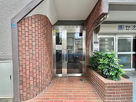 落ち着いた雰囲気のエントランス