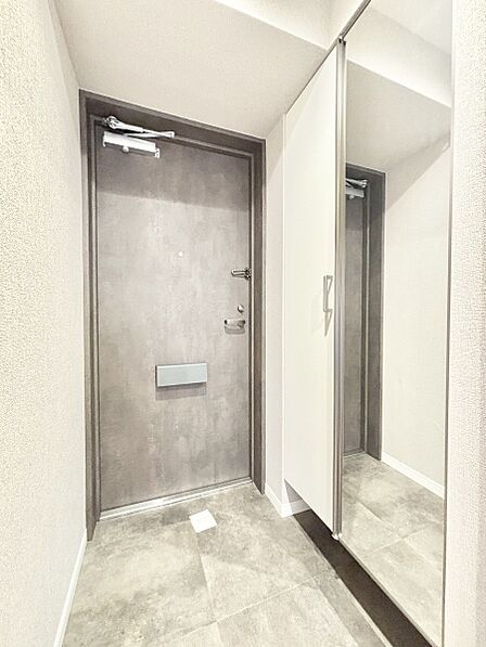 内装「無料オンライン相談」受付中!ミラー付きシューズボックスはお出かけ前の身だしなみチェックに便利
