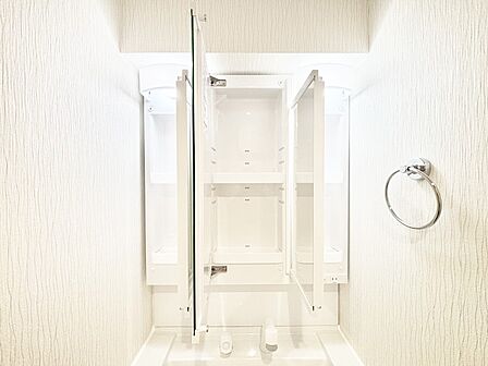 設備「無料オンライン相談」受付中!化粧品や衛生用品などを収納可能。洗面台をすっきりと保ちます!