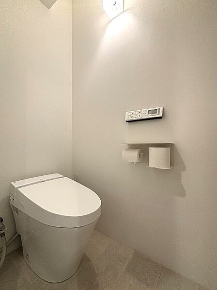 明るく清潔感のあるトイレです。