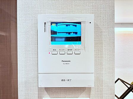訪問者が一目でわかる安心のＴＶモニター付きインターホン。   
