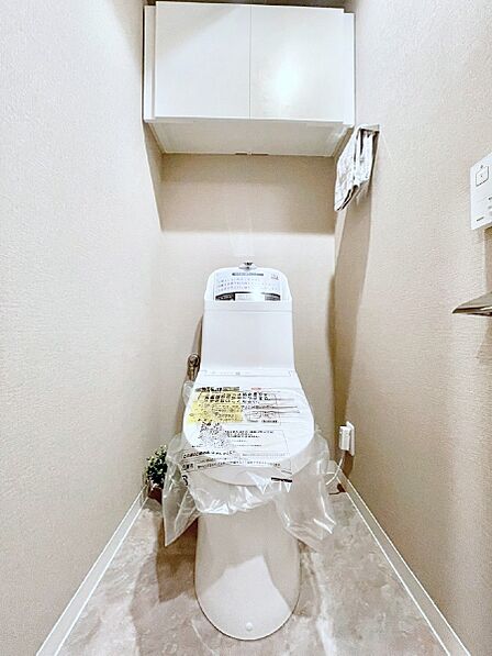 明るく清潔感のあるトイレです。  