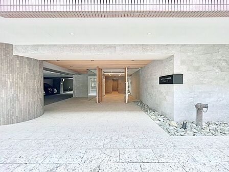 外観 綺麗なエントランスは、居住者を優しく迎えいれてくれます  