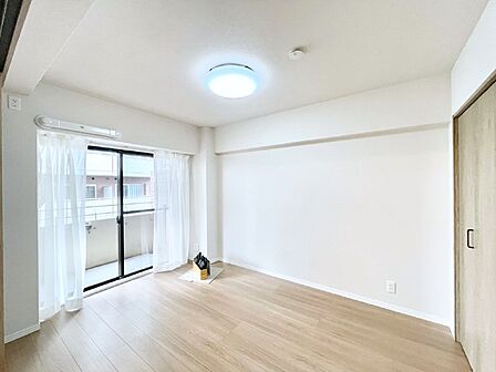 リビングに隣接した洋室。引き戸を開放するとリビングと繋がる憩いの空間に変身！