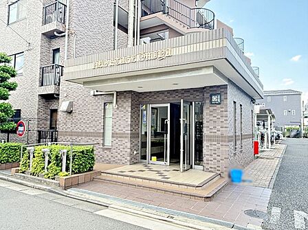 落ち着いた雰囲気で高級感あふれる住まいの顔となるエントランス