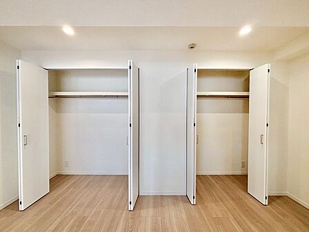 洋室クローゼット。奥行きがあるので厚手の衣類もすっきり収納できます。