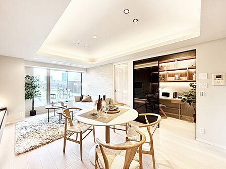 内装「無料オンライン相談」受付中！自然光が取り込まれ、家族団らんの場所を明るく演出