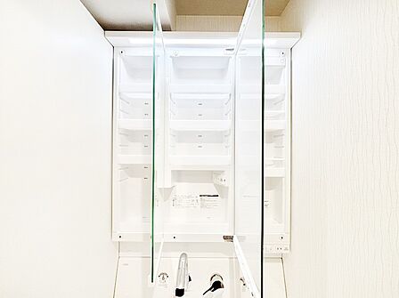三面鏡の裏に、化粧品や衛生用品などを収納可能。洗面台をすっきりと保ちます！