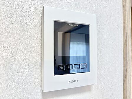 訪問者が一目でわかる安心のＴＶモニター付きインターホン。   