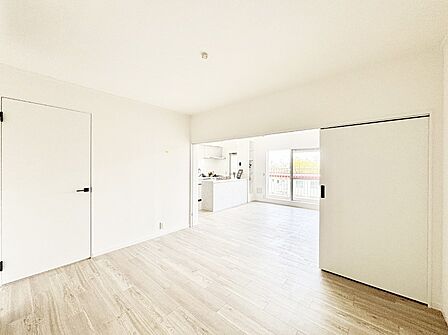 個室としても開放してリビングの延長としても利用できる洋室