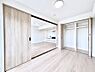 子供部屋：リビングに隣接した洋室。引き戸を開放するとリビングと繋がる憩いの空間に変身！