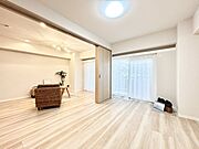 バルコニーが開放感をプラスしてくれる洋室　