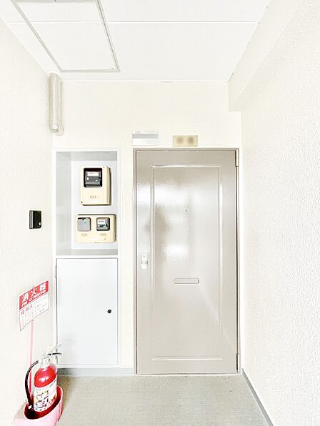 シンプルで落ち着いた雰囲気の玄関でご家族やお客様をお出迎え!