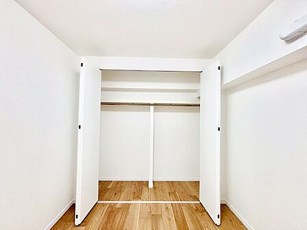 洋室クローゼット。奥行きがあるので厚手の衣類もすっきり収納できます。　