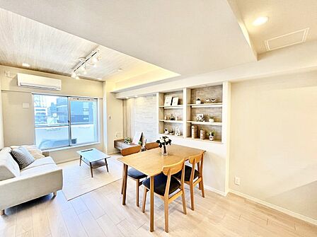 自然光が取り込まれ、家族団らんの場所を明るく演出
