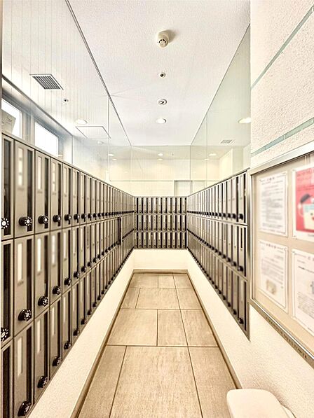 ポストはエントランス内にあるので雨に濡れず郵便が受け取れますね!