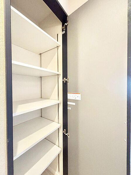 廊下収納。掃除用具や日用品のストックなどをすっきり収納。