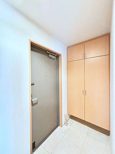 下駄箱付きの玄関でいつも気持ち良くご家族やお客様を迎えられます。