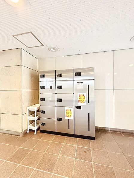不在時にも荷物が受け取れる宅配BOX付。荷物の受け取りが多い方も安心です！