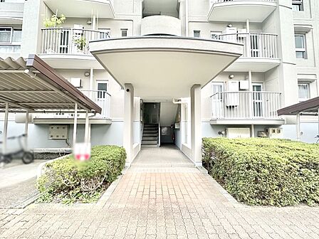 外観「無料オンライン相談」受付中! 綺麗なエントランスは、居住者を優しく迎えいれてくれます