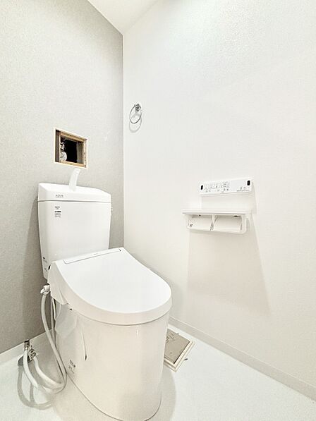 明るく清潔感のあるトイレです。