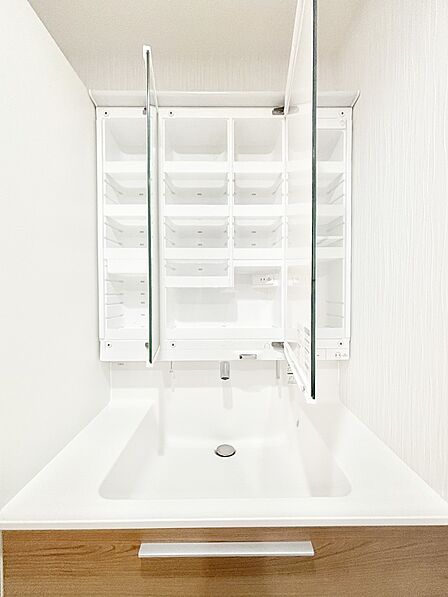 三面鏡の裏に、化粧品や衛生用品などを収納可能。洗面台をすっきりと保ちます!