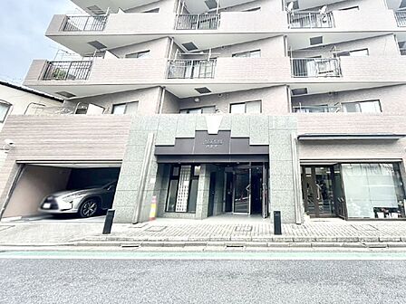 外観「無料オンライン相談」受付中！綺麗なエントランスは、居住者を優しく迎えいれてくれます  
