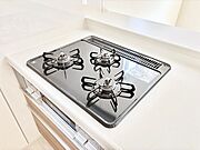 ガスコンロはＳｉセンサー搭載。火力調節や焦げ付き・消し忘れも防いでくれます。