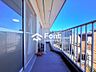 バルコニー：【Balcony　Design】空が見渡せる気持ちの良いバルコニー。爽やかな風を感じて、心躍る素敵な暮らしが始まります。陽光射し込む、陽だまりの日常は家族の笑顔もイコール。