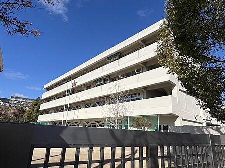 吹田市立山手小学校 630m