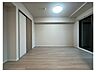 寝室：明るいフローリングと大きな窓が印象的な洋室です！