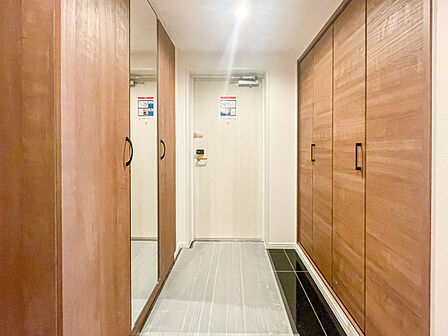 前面に高い建物がなく、青空が広がる気持ちの良い眺望です!心地よい風が吹き抜け、日当たりも良好なため洗濯物もカラッと乾きます。日常の中でふと外を眺めてリフレッシュできる快適な空間です♪