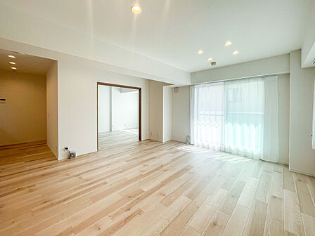 ナチュラルな木目のフロアが心地よい広々としたリビングです!明るい照明と十分な広さがあり、お好みの家具を自由にレイアウトして楽しむことができます。家族で過ごす時間を快適にしてくれる空間です♪