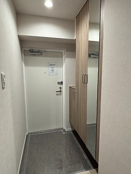 玄関には大きな鏡が付いておりお出かけ前の身だしなみチェックに便利です！