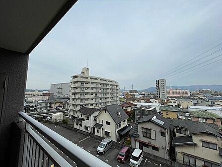 目の前に大きく広がる空。思わず深呼吸したくなる気持ちのよい眺望です。