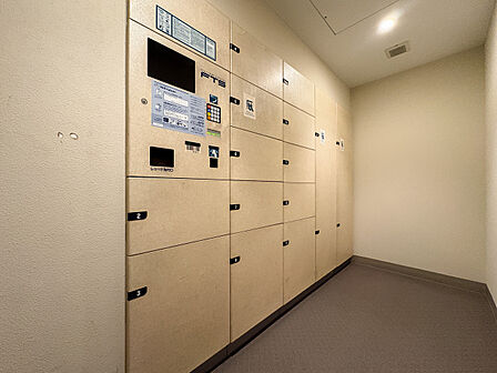 あると便利な宅配ボックス。ご不在時にも荷物を受け取る事ができて、再配達の手間が省けます。