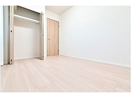 衣類が横一列に並ぶため一目で洋服が選びやすい壁面クローゼット。限られたスペースでも無理なく収納可能♪