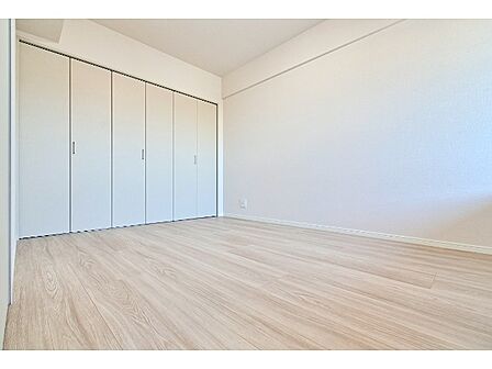 落ち着きのある柔らかな色調のお部屋。一日の疲れを癒す安らぎの空間です。