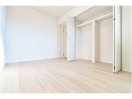 清潔な印象を与える玄関です。スペースを無駄なく活用し、使いやすいシューズボックスがあります。