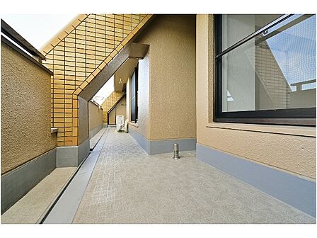 頬をなでる優しい風を感じることが出来るバルコニー。心地よい空気を感じながら一息つけます。