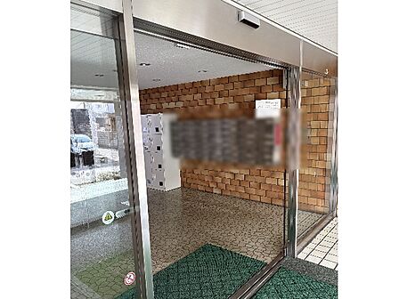 エントランスにはオートロックを完備しており、不審者の侵入を防ぎ、防犯面でも安心して暮らせます。ガラス張りの扉からは光が差し込み、明るく清潔感のあるエントランス空間が、住まう人を優しく迎えます!
