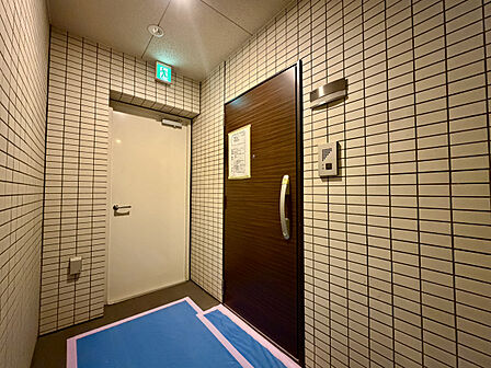 扉を開くと明るく暖かなお部屋がまっております。側面にはシューズボックスがついています。