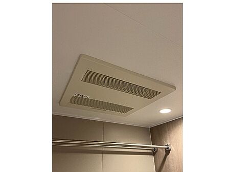 雨の日や花粉が気になる季節のお洗濯に大活躍する浴室乾燥機です!夜間の洗濯物干しやカビ予防にも効果的で、忙しい毎日の家事時間を大幅に短縮し快適な暮らしをしっかりとサポートしてくれます!