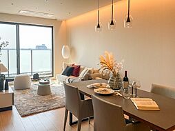 お部屋の形が綺麗なリビングの為、テーブルやソファなどの家具を一通り置くことができそうです♪
