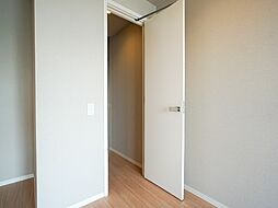 あると嬉しいウォークインクローゼット。かさばるお荷物もスッキリ収納できます。