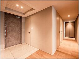 訪れる人を温かくお迎えする明るいトーンの玄関です。サイドにはシューズボックスがあります。