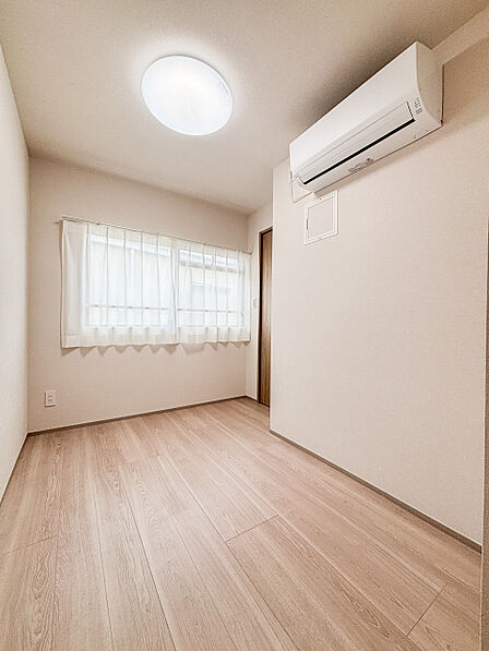 落ち着きのある柔らかな色調のお部屋。一日の疲れを癒す安らぎの空間です。