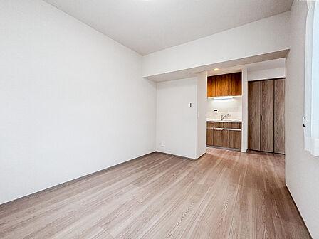 建物全体の雰囲気と合わせた色調と素材のリノベーション。居心地よくホッととできる空間です。